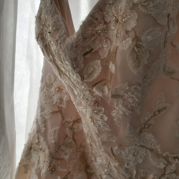 Wedding dress with matching veil - Picture 3 of 7